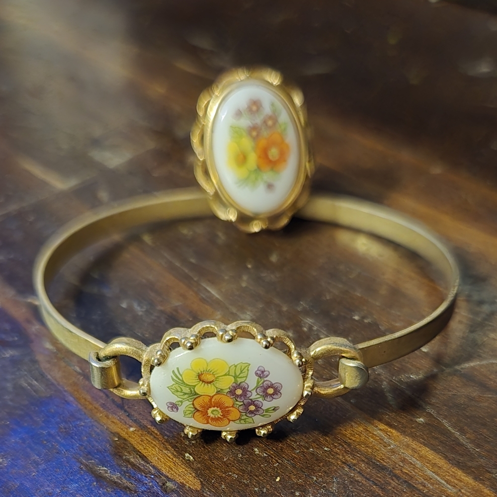 Vintage Avon French Flowers Goldtone Locket Ring & Matching Bracelet 2 Piece Set